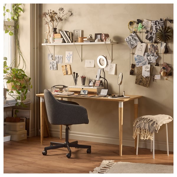 Domácí kancelář se psacím stolem, židlí a zdobenou stěnou ANFALLARE.