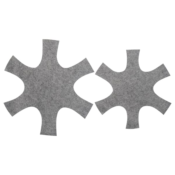 Dva šedé plstěné tvary, navržené tak, aby do sebe zapadaly, pro ochranu pánví.