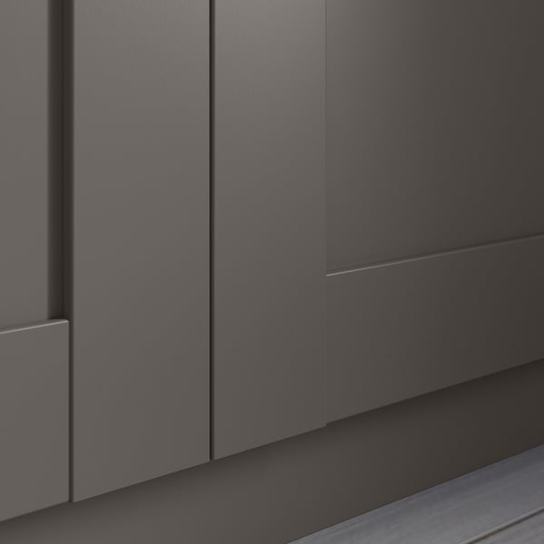 Na obrázku jsou moderní, čtvercové, šedé dveře BERGSBO s polomatným povrchem od ikea.