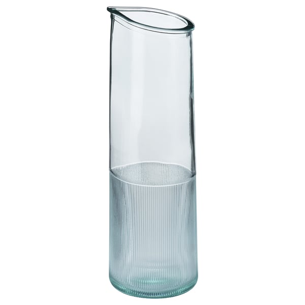 Karafa ze zeleného recyklovaného skla BERGVATTNET, štíhlý design s výlevkou.