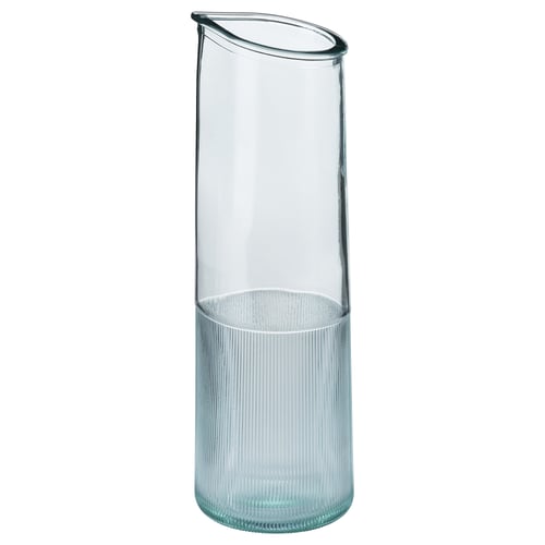 Karafa ze zeleného recyklovaného skla BERGVATTNET, štíhlý design s výlevkou.