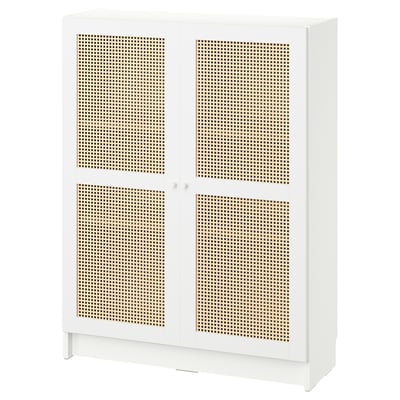 Bílá knihovna BILLY s bambusovými tkanými dvířky. Je obdélníkový a má moderní, vzdušný design.