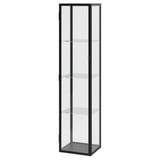 Černá vitrína BLÅLIDEN se čtyřmi skleněnými policemi. Má moderní, elegantní design, který je ideální pro předvádění předmětů.