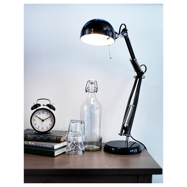 Osvětlení lampy knihy, hodiny, džbán.