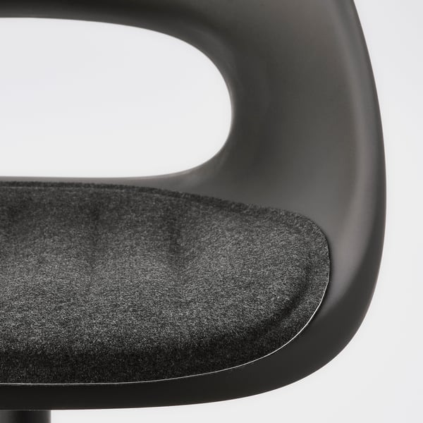 Detailní záběr na moderní černou kancelářskou židli, která se vyznačuje elegantním designem, polstrovaným sedákem a ergonomickým opěradlem.
