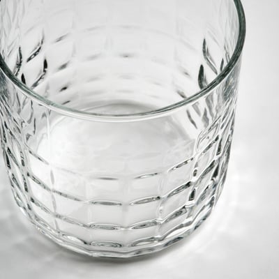 Fasetovaný skleněný pohár, čistý a elegantní, ideální pro nápoje nebo dezerty. Součást kolekce FRÖJDA.