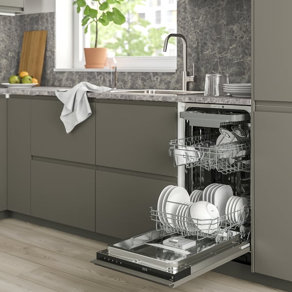 Moderní kuchyňská linka s otevřenou myčkou nádobí naplněná čistým nádobím; Kompaktní a efektivní pro malé prostory.