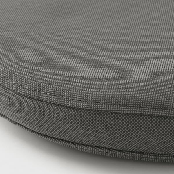 Detailní záběr odolného, texturovaného šedého povlaku na venkovní polštář vyrobeného z recyklovaných materiálů.