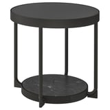 Elegantní černý kulatý odkládací stolek se skleněnou deskou a policí s mramorovým efektem, podepřenou čtyřmi tenkými kovovými nohami. Moderní a minimalistický design.