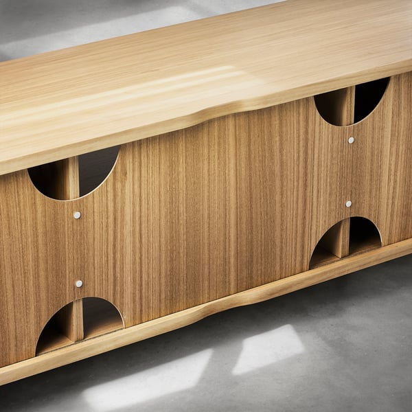 Moderní dřevěný tv stolek se zakřivenými výřezy nabízí otevřený i uzavřený úložný prostor. Vyrobeno z přírodních materiálů, navrženo pro funkčnost a styl.