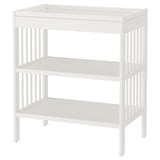 Bílý přebalovací stůl IKEA GULLIVER se dvěma policemi, vyrobený z dřevovláknité desky a masivního dřeva, určený pro přebalování dětí.