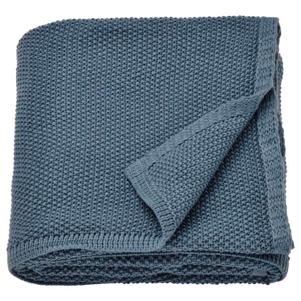Modro-šedý pléd z úpletu HUMLEMOTT, recyklovaný polyester, skládaný čtverec.