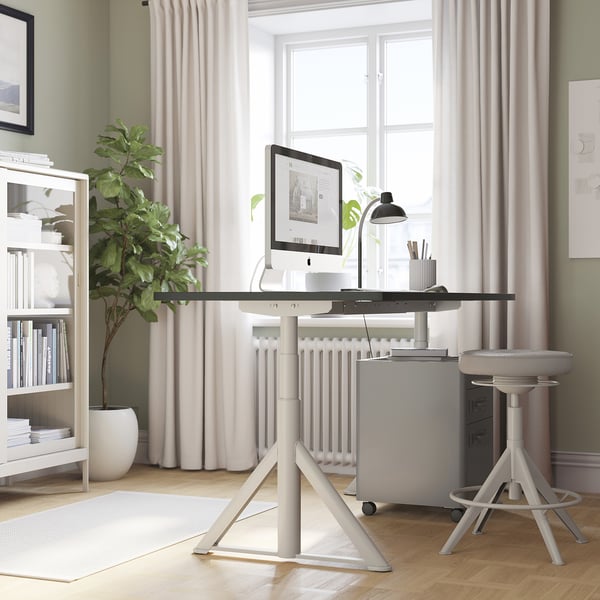 Nastavitelný psací stůl IKEA IDÅSEN v domácí kanceláři, bílý, velký, u okna.