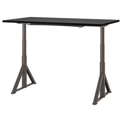 IDÅSEN nastavitelný černý stojící stůl, moderní design s trojúhelníkovými nohami.