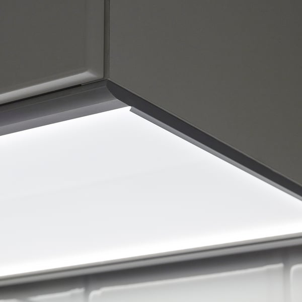 Moderní, integrované LED světlo pod skříňkou, které poskytuje rovnoměrné osvětlení kuchyňské pracovní plochy bez stínů, zlepšuje viditelnost a atmosféru.