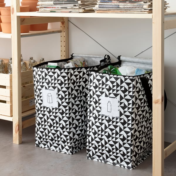 KNALLA taška s recyklovatelnými materiály, pod dřevěnou policí.