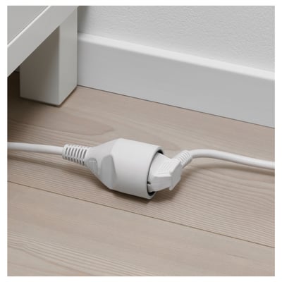 Bílý prodlužovací kabel na dřevěné podlaze. Poskytuje energii tam, kde je potřeba.