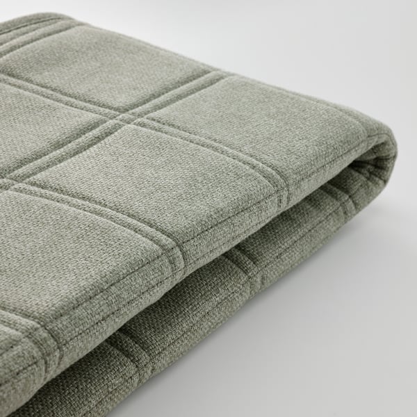 Skládaná šedá látka, měkká textura, elegantní prošívání, recyklovaný materiál.