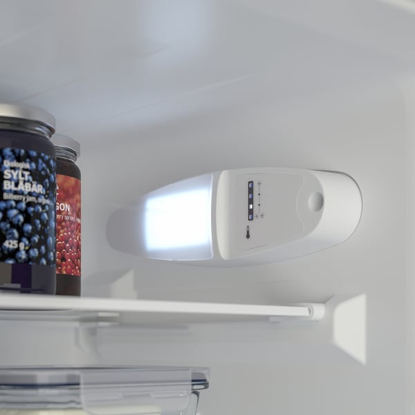 LED světlo uvnitř chladničky, osvětlující obsah.
