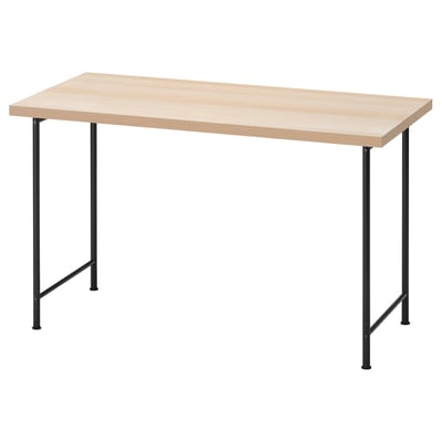 LAGKAPTEN: světle hnědý a černý psací stůl, minimalistický design.