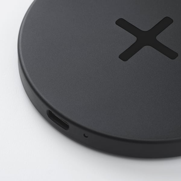 Kruhová bezdrátová nabíjecí podložka. Port USB-c, elegantní design. Černá barva. Kvalitní plastový materiál.