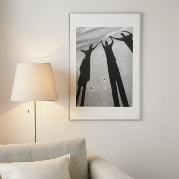 LOMVIKEN rám s párem, lampa, gauč