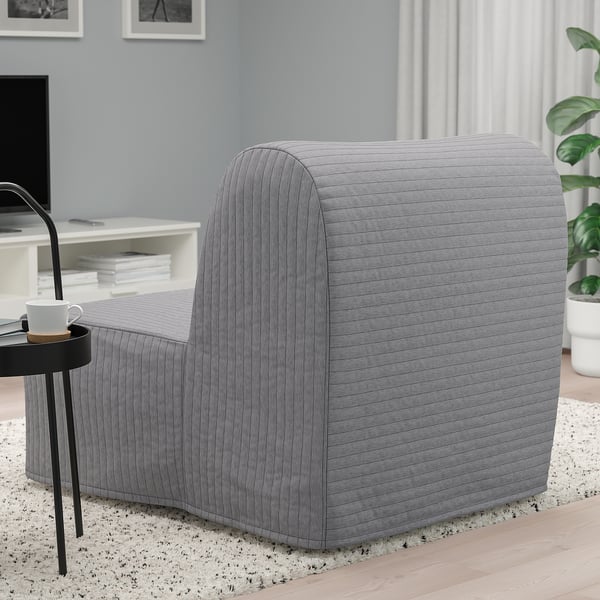 Moderní kombinace židle a postele v šedé barvě. Snadno se promění v postel a nabízí pohodlné sezení s volitelnou možností matrace a potahu.