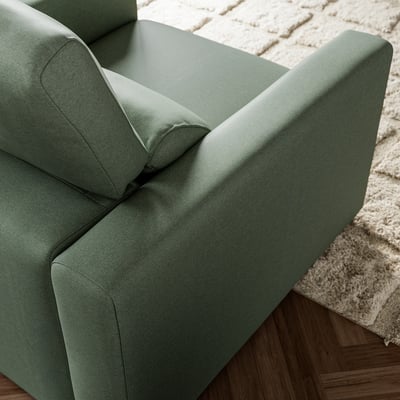 Moderní zelené křeslo, pohled shora, prezentující elegantní design a kvalitní látky.
