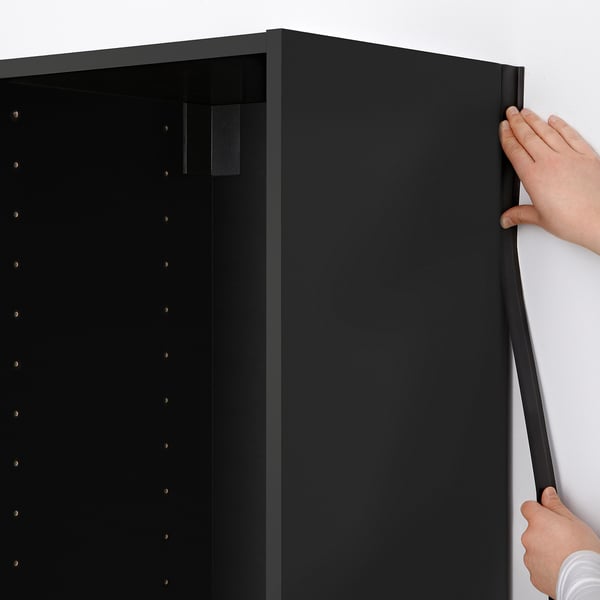 Instalace černého obložení skříně