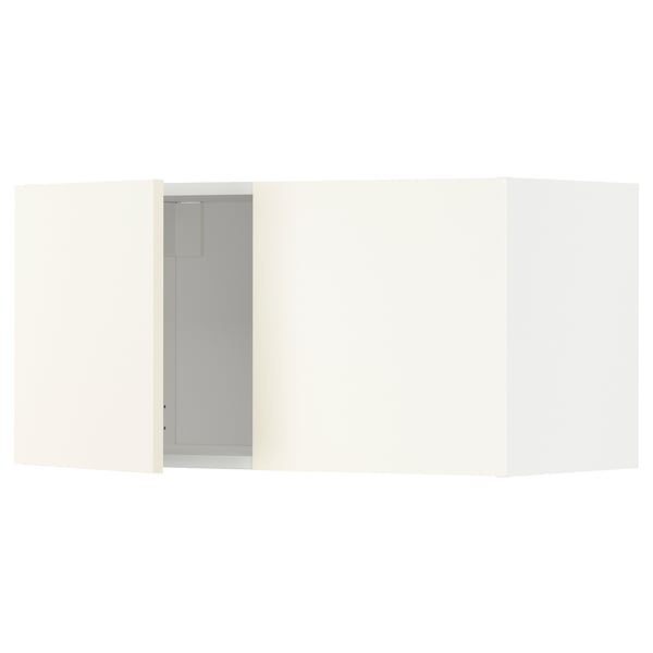 Kuchyňská linka METOD v bílé barvě s moderním designem. Nacvakávací panty a elegantní, čisté linie pro minimalistický vzhled.