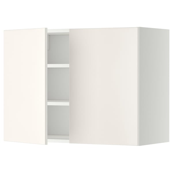Bílá nástěnná skříňka METOD, moderní design kuchyně, dvoje dveře, hladký povrch.