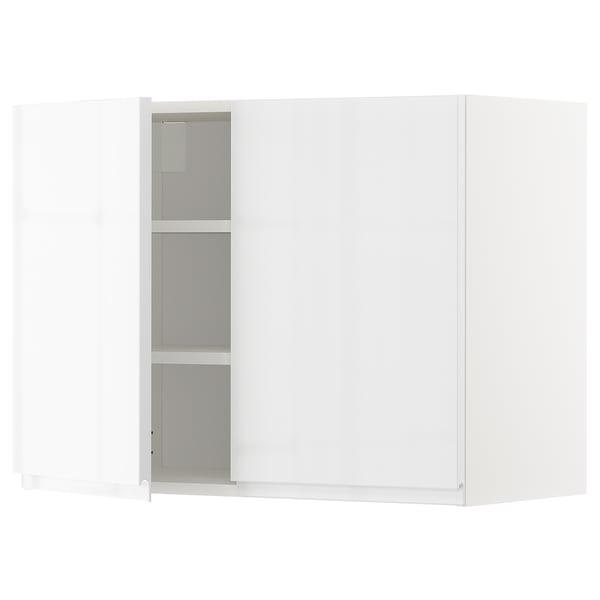 Bílá kuchyňská skříňka METOD s lesklým povrchem a stříbrnými úchytkami. Stojí samostatně s elegantním obdélníkovým designem.
