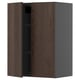 Tmavě hnědá dřevěná kuchyňská skříňka s šedou stranou, se dvěma otevřenými dvířky odhalujícími úložné police.