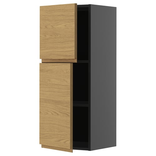 Moderní kuchyňská linka v šedé barvě s dvířky v dubovém stylu, obdélníkový, minimalistický design.
