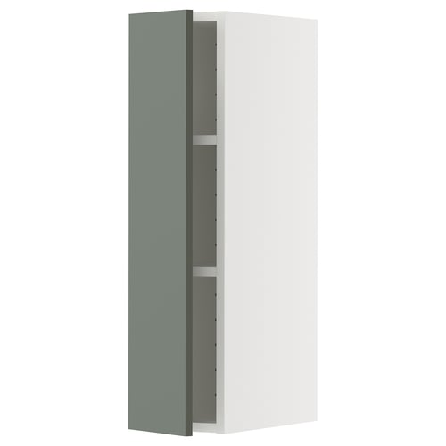Bílá a zelená ikea kuchyňská linka METOD se dvěma policemi, moderní a minimalistický design.