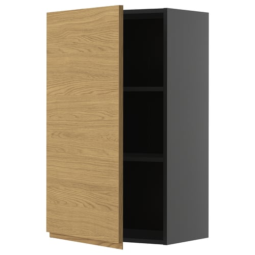 Moderní kuchyňská skříňka se světlou dřevěnou povrchovou úpravou a elegantními černými bočnicemi. Má obdélníkový tvar a minimalistický design s integrovanými madly.