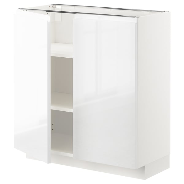 Bílá kuchyňská skříňka ikea METOD s vysokým leskem, elegantní a moderní s integrovanými úchytkami.
