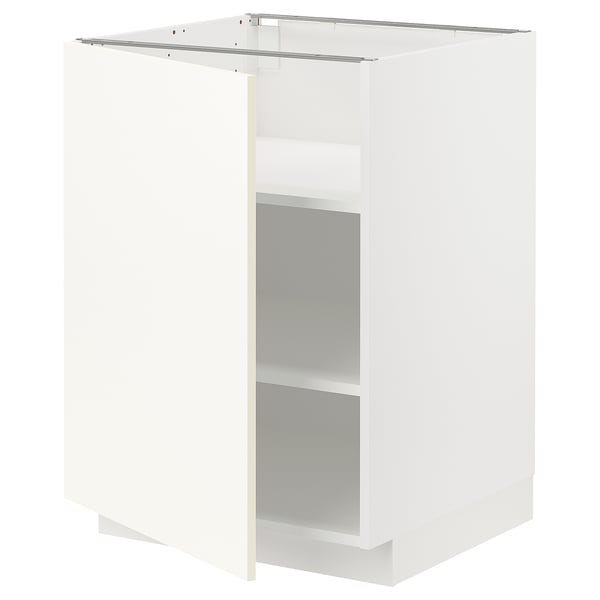 Ikea METOD bílá kuchyňská skříňka, otevřená, s nastavitelnými policemi.