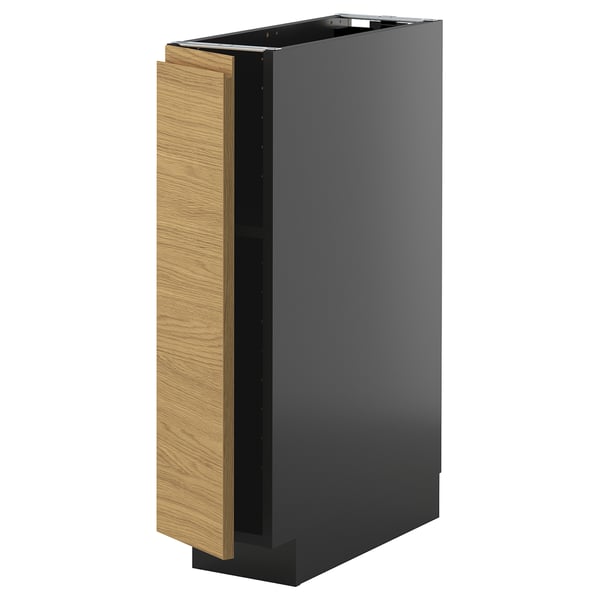 Moderní, vysoká, šedá kuchyňská skříňka se světlými dřevěnými dvířky a minimalistickým designem.