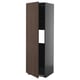 Kuchyňská linka METOD v tmavě hnědé barvě s nastavitelnými policemi. Vysoká skříňka, povrchová úprava dřeva, černý rám.