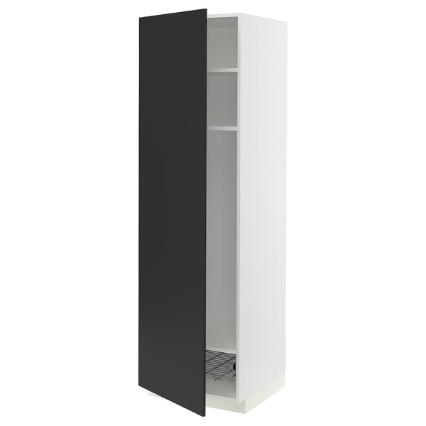 Otevřená bílá kuchyňská skříňka s černými dvířky, viditelné police; Minimalistický design.