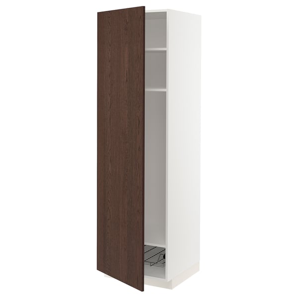 Bílá skříňka METOD s tmavě hnědými dvířky, otevřená pro zobrazení polic a košíku. Moderní design.