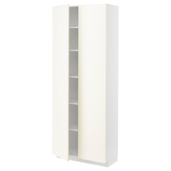 Bílá skříňka METOD, vysoká s nastavitelnými policemi, moderní minimalistický design.