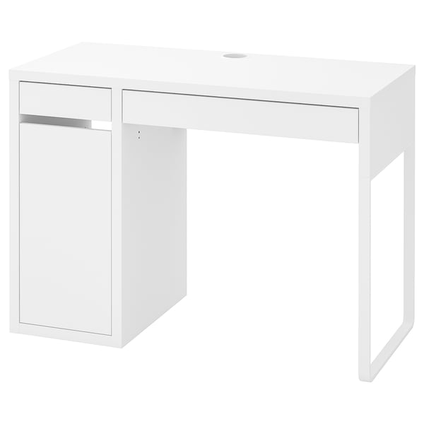 Bílý psací stůl MICKE se stříbrnými akcenty. Má elegantní, minimalistický design s jednou zásuvkou a systémem pro správu kabelů.