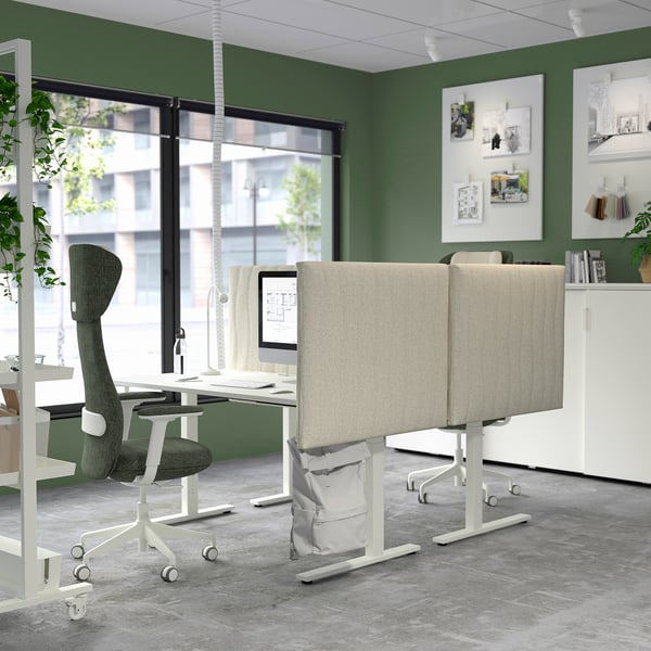 Psací stoly MITTZON, nastavitelné, šedé, s vedením kabelů a akustickými paravány v kombinaci se zelenými židlemi grönfjäll.