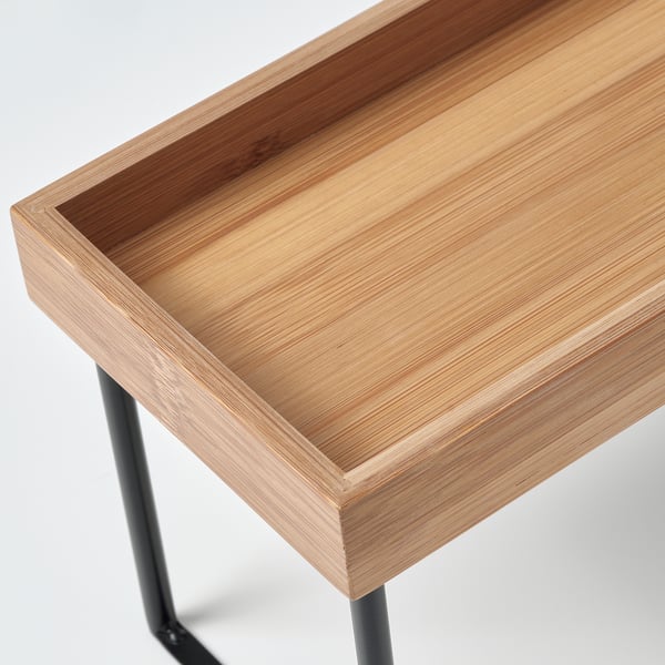 Přírodní dřevěný tác s kovovými nohami, vhodný pro organizaci kuchyně. Zvýrazňuje čistý, moderní design s odolnými materiály.