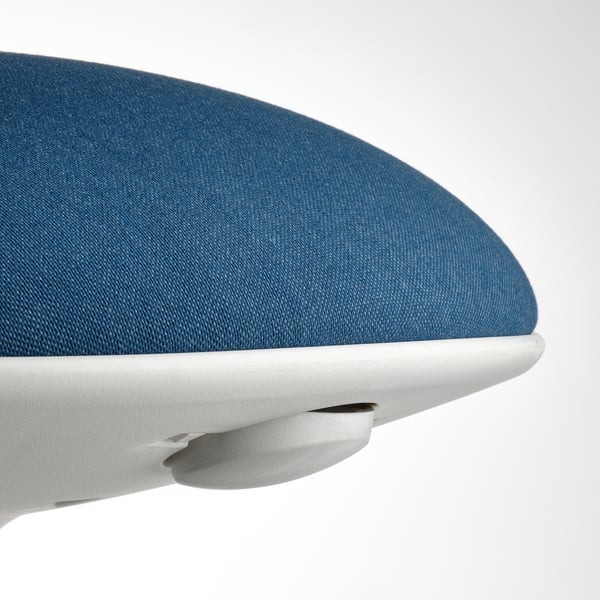 Detail moderních židlí s polstrovaným sedákem a stabilní základnou, představující vysoce kvalitní materiály a design.