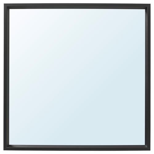 Černé čtvercové zrcadlo NISSEDAL s jednoduchým rámem, vhodné do různých místností.