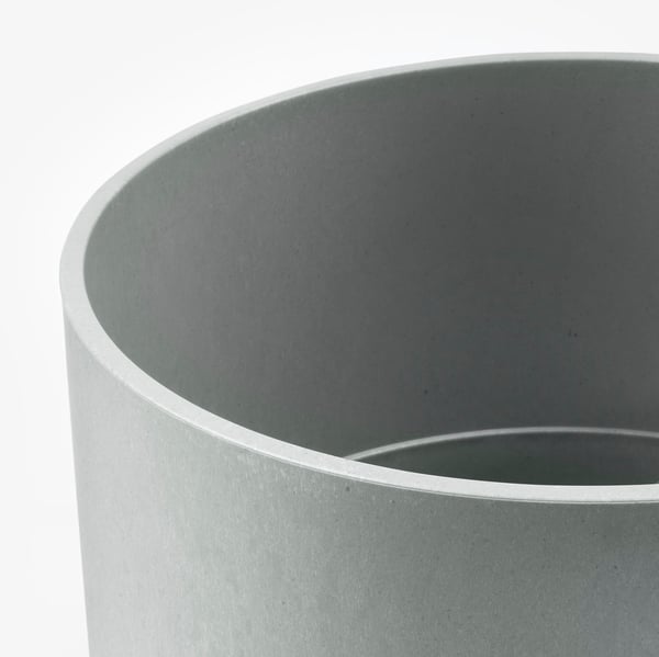 Šedý květináč z recyklovaného plastu