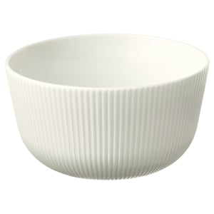 Bílá keramická mísa OFANTLIGT vyrobená z živcového porcelánu se svislým rýhovaným designem pro lepší přilnavost a estetický vzhled.